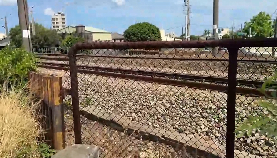 台中男疑翻過柵欄闖入鐵軌行走 目擊民眾直呼:好危險