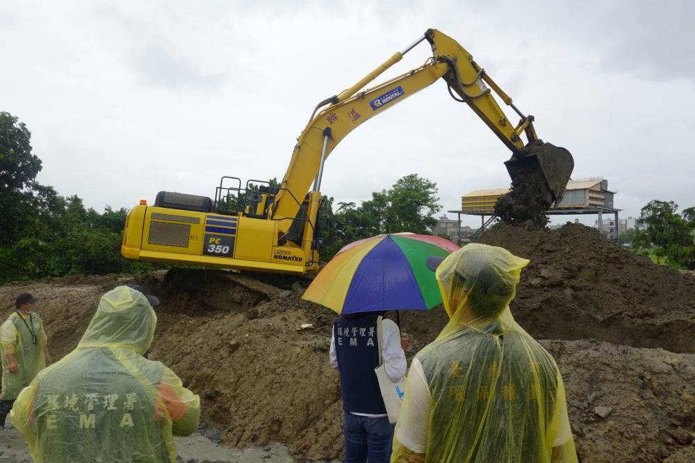 快新聞／惡劣！檢警意外查獲台南非法土資場　營建混合物回填魚塭、光電場