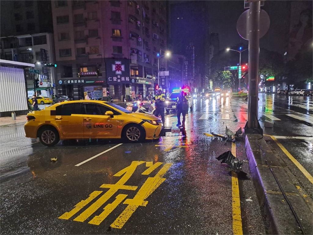 疑大雨未注意車況　高雄計程車自撞分隔島　車頭凹陷.零件四散