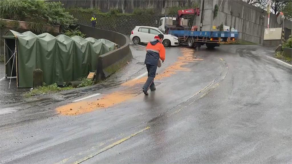 轎車撞貨車油箱柴油灑滿地 警消憂發生火災封鎖道路