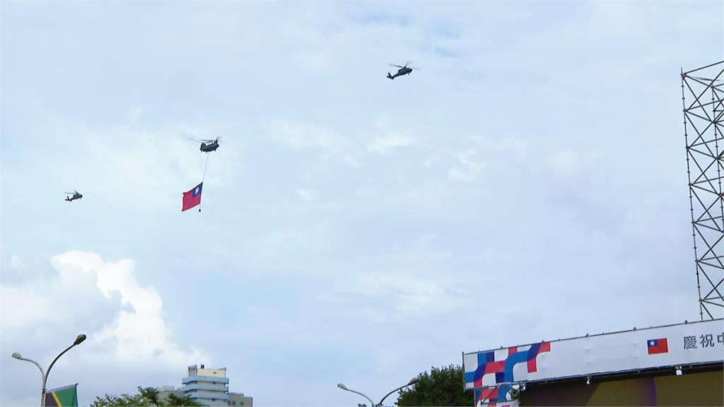 快新聞／國慶預演總統府前登場！　直升機吊掛「巨幅國旗」象徵台灣團結