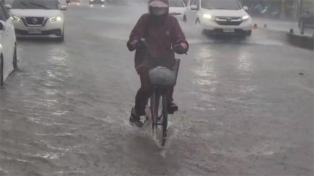 雲林斗六午後雷雨狂炸! 水淹腳踝.機車慘熄火