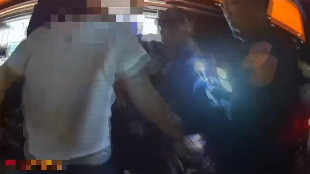 新北板橋男無照上路拒檢！　８警包圍「破窗逮人」