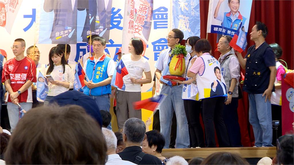 雙標？夜市攤商貼洋流被查水表　鬍鬚張少東挺蔣！藍營全面護航