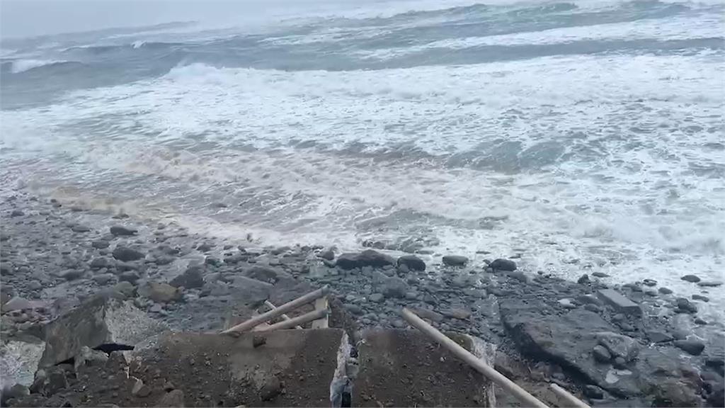 瑪娃颱風掀大浪掏空地基　花蓮台11線沿路崩塌53公尺長