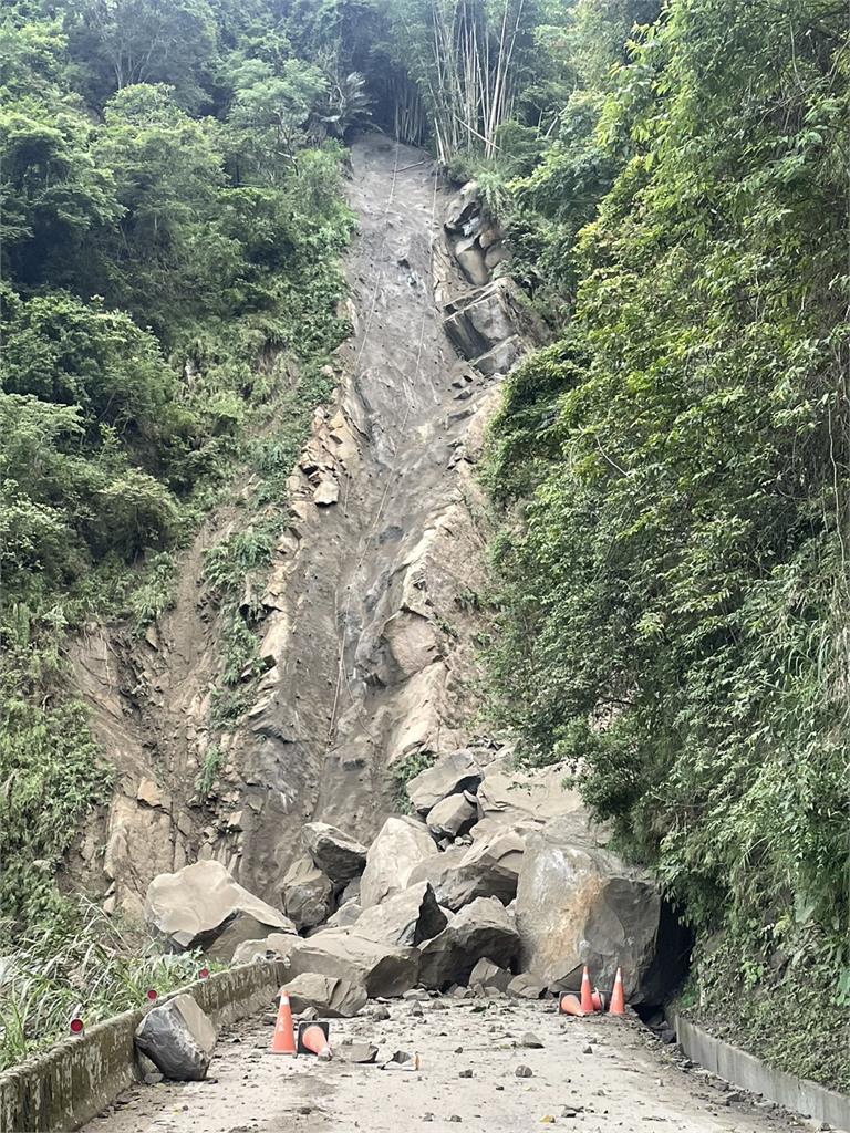 快新聞/嘉義縣道159甲「大量落石」道路中斷 大型機具進場搶通中