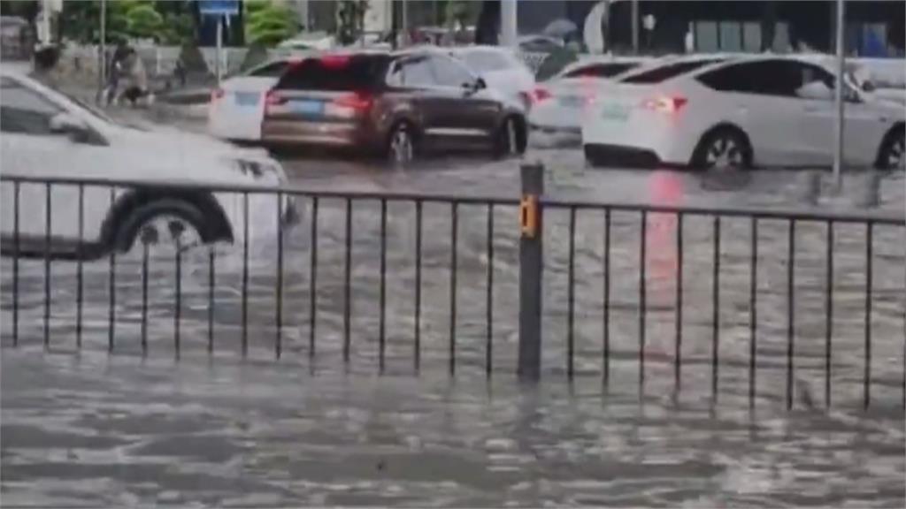 亂發毒誓被神罰了？中國汽車大雨中突遭「閃電二連劈」驚悚畫面全被拍