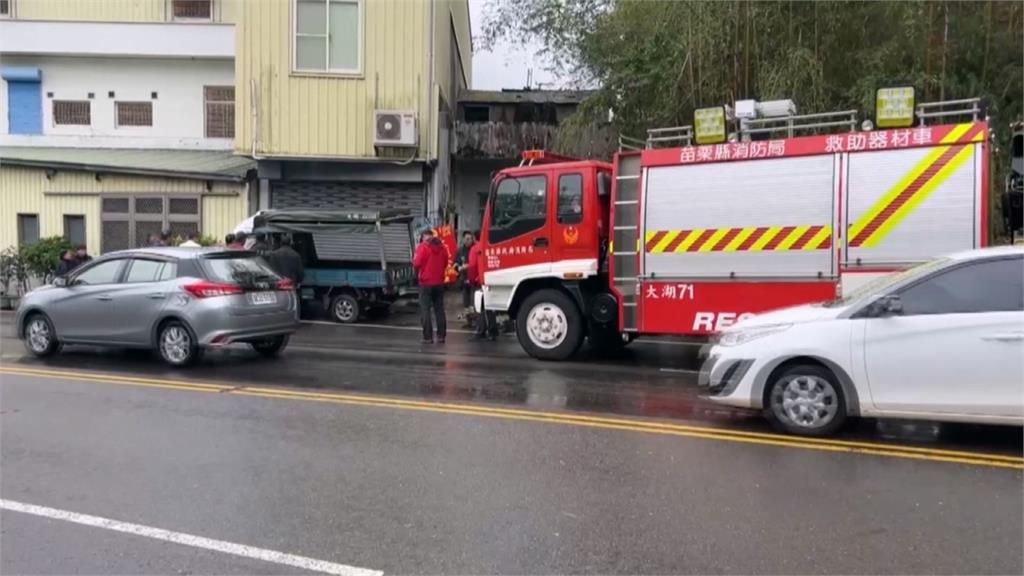 苗栗小貨車自撞民宅鐵門 女駕駛受困意識不清