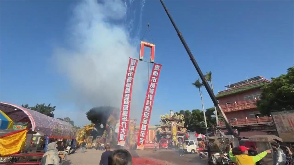 台南鹽水蜂炮熱鬧登場 第一門蜂炮點燃揭序幕