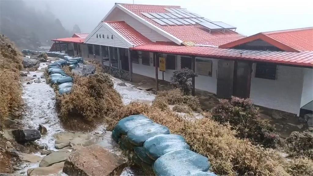 快新聞／嘉明湖山屋飄雪夾雜冰霰！　山友期盼見湖面冰封美景