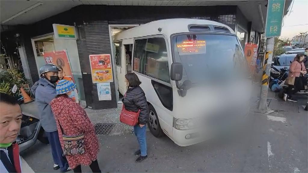 酒駕載客!買早餐忘拉手煞車 客運倒退嚕命中超商大門