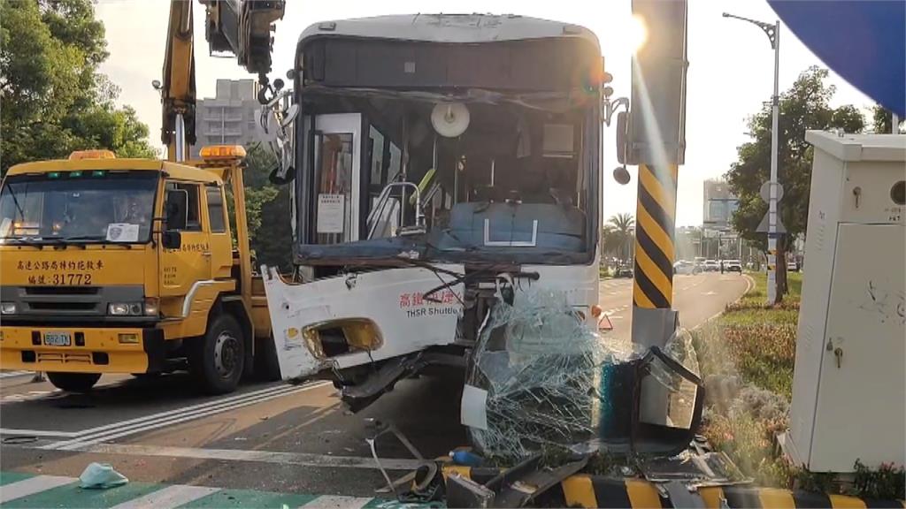 頭份公車司機闖紅燈撞休旅車　再衝分隔島！疑疲勞駕駛釀禍釀６傷