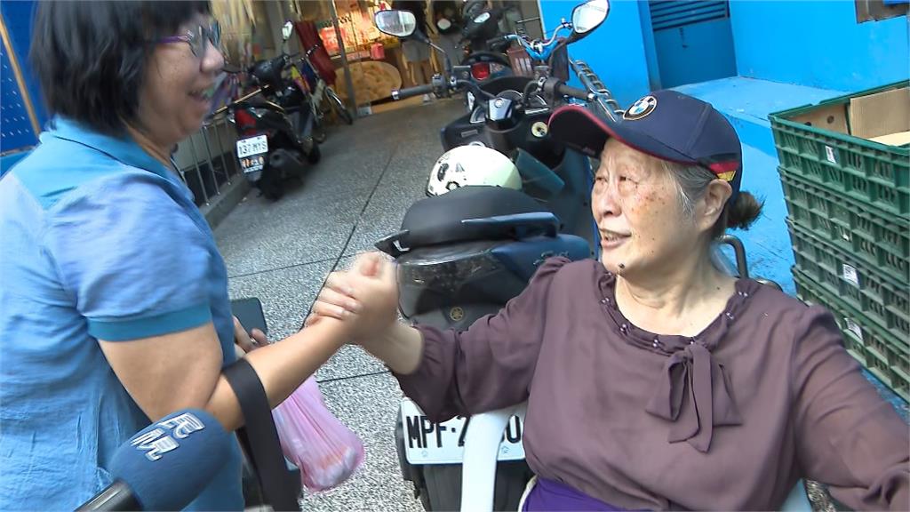 蔥抓餅「沈伯洋套餐」爆紅！　闆娘笑喊：應該給起司蛋就好