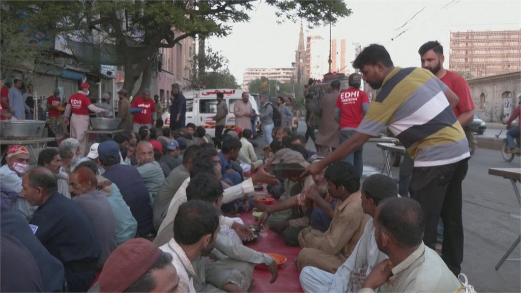 搶物資踩踏16死　巴基斯坦「通膨殺人」