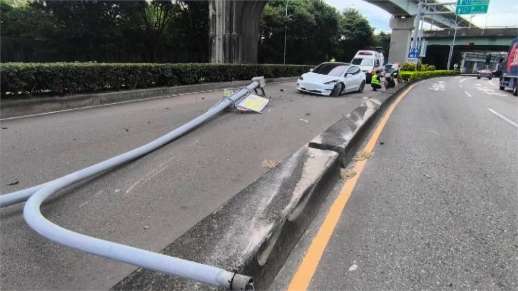 台中轎車撞上分隔島「燈桿斷裂」　苗栗轎車「開輔助駕駛」國道撞上緩撞車