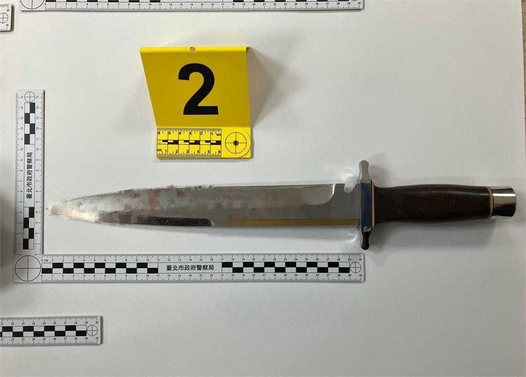 張文買「10把蘭博刀、3長刀」全靠網購！超商冷靜取貨畫面曝光