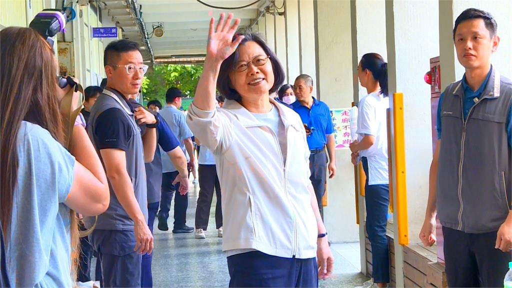 蔡英文刚睡醒“呆毛炸出”冲投票! 没排联访遭堵麦「1反应」网笑:好配合