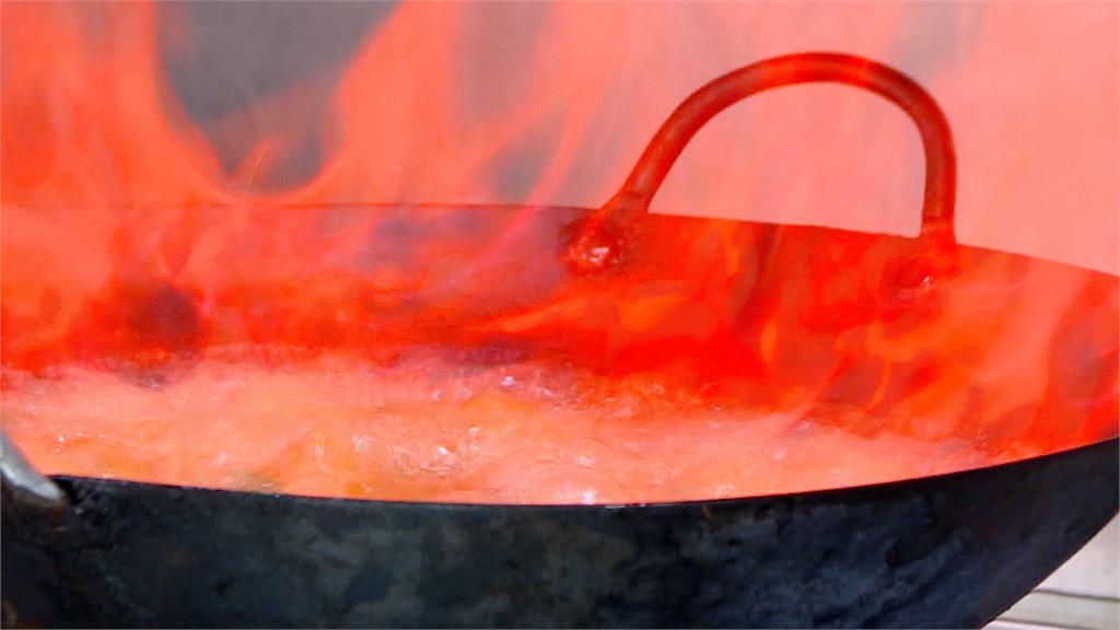 薑母鴨店開工「灶台竄火球」 老闆頭頭髮燒焦、左眼皮燙傷