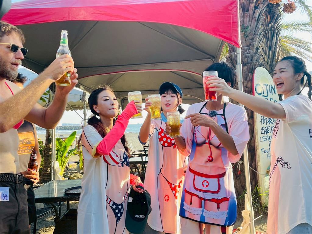 《綜藝新時代》美酒喝到飽拚了！楊繡惠跟籃籃借比基尼大秀好身材