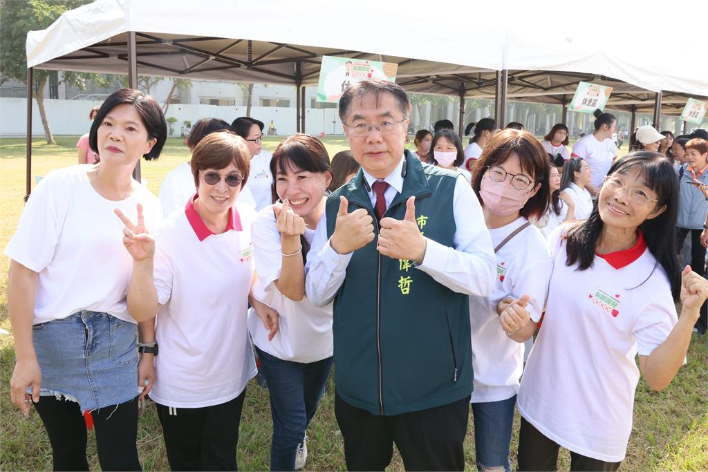 黃偉哲表揚南市資深托育與早療工作者成為父母堅實後盾