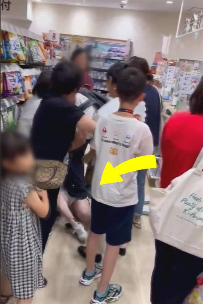 疑因小孩被撞！上海、香港遊客嗆「X你老母」開打　日藥妝店員工肉身擋架
