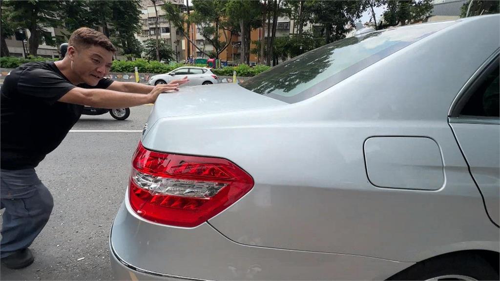 國道拋錨！女駕駛自以為「神力女超人」　下車推車險象環生
