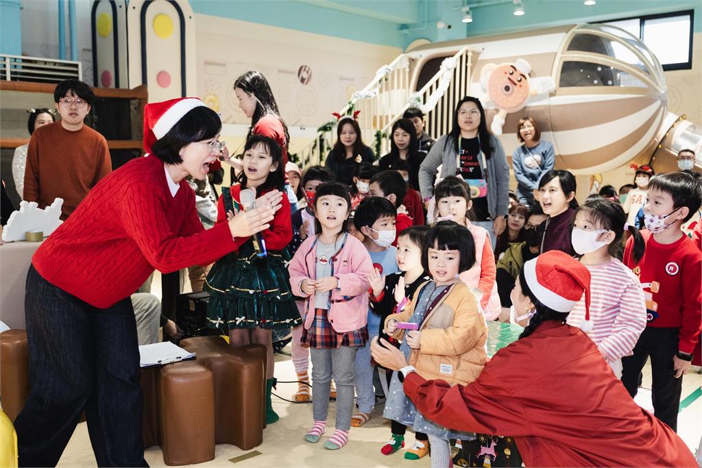 快新聞/神秘嘉賓!蘇巧慧舉辦親子派對 「水獺阿公」蘇貞昌領唱台語耶誕歌