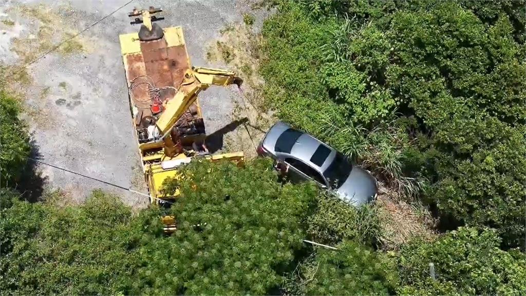 快新聞／瑞芳驚悚畫面曝光！車頭插樹林、墜邊坡　22歲男疑毒駕「下場出爐」