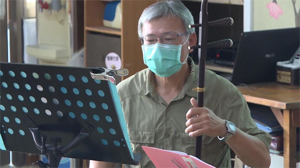 日照中心總務組長拉二胡 以音樂拉近與長者距離