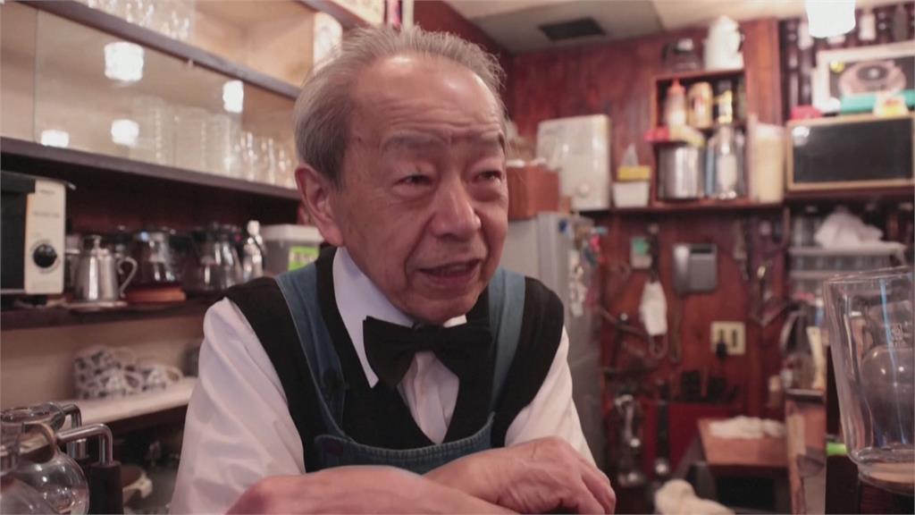 「布丁出名」東京咖啡店座無虛席 忙翻!80歲老闆變網紅直呼想休息