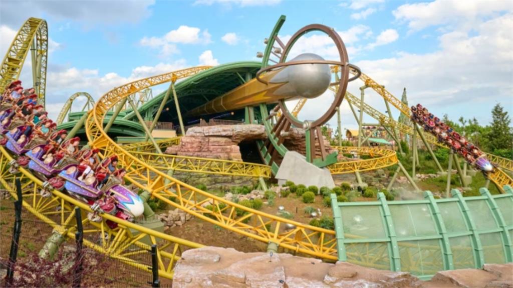 環球影城雲霄飛車釀命案!男高速飛出「猛撞頭部、大腿斷裂」疑因1裝置出包