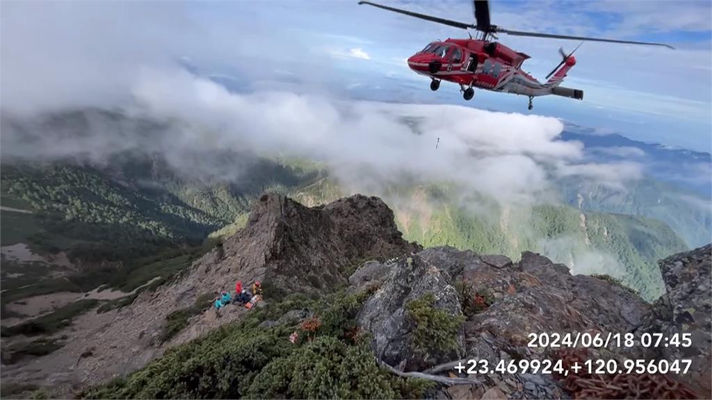 高雄11人登山隊攻頂玉山主峰 山友失足跌落300米深谷身亡