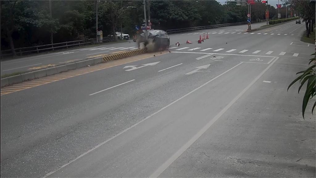 快新聞/撞瞬曝光!花蓮台9線小客車直衝分隔島 車內冒黑煙