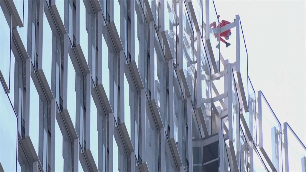 要馬克宏清醒！60歲蜘蛛人爬摩天大樓　　為了反年金改革而爬
