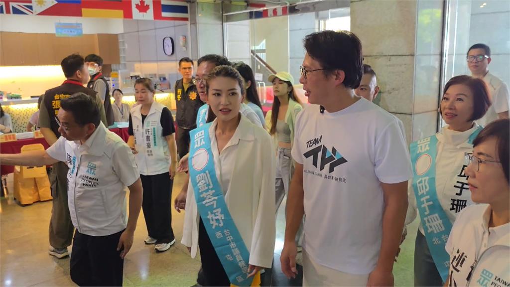 登記參選首日藍綠白「團報」！　台中英系8參選人聯合登記展現氣勢