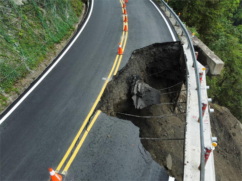快新聞/太平山園區內道路下邊坡崩塌「逾10層樓」驚悚畫面曝 園區休園至5/6