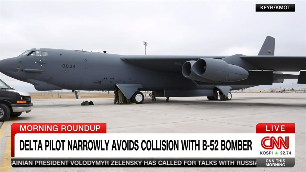 空中驚魂!達美航空降落前發現B52轟炸機 距離超近「機師大迴轉」