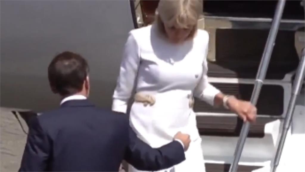 英法夫妻檔大對比！馬克宏貼心伸手7秒被無視VS威廉凱特閃爆全場