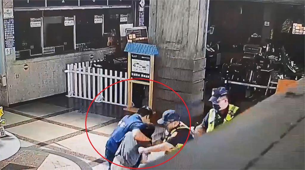 快新聞／嚇鼠！莽男偷菜刀「台中車站狂揮舞」　警祭「大外割」火速壓制逮人