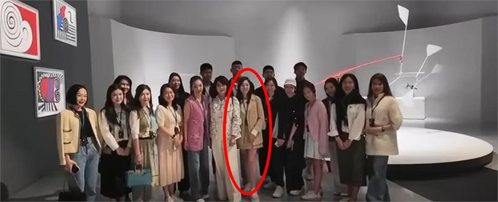 蔡依珊帶兒朝聖美術館！曾馨瑩短裙「露一腿」51歲真實狀態太驚人