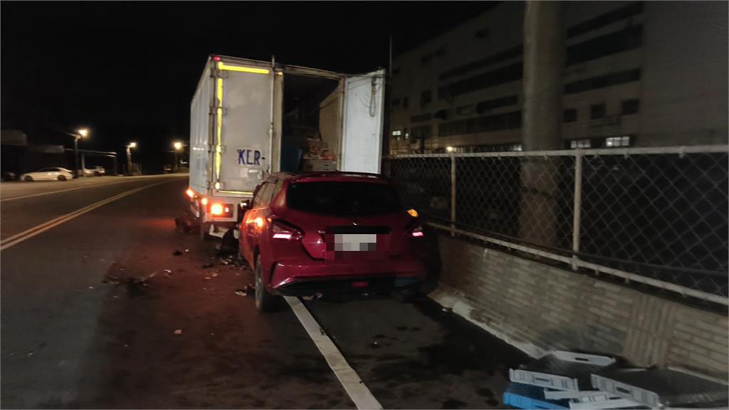 驚悚車禍!鶯歌貨車卸貨到一半「轎車猛撞」 物流駕駛「當場斷腿」