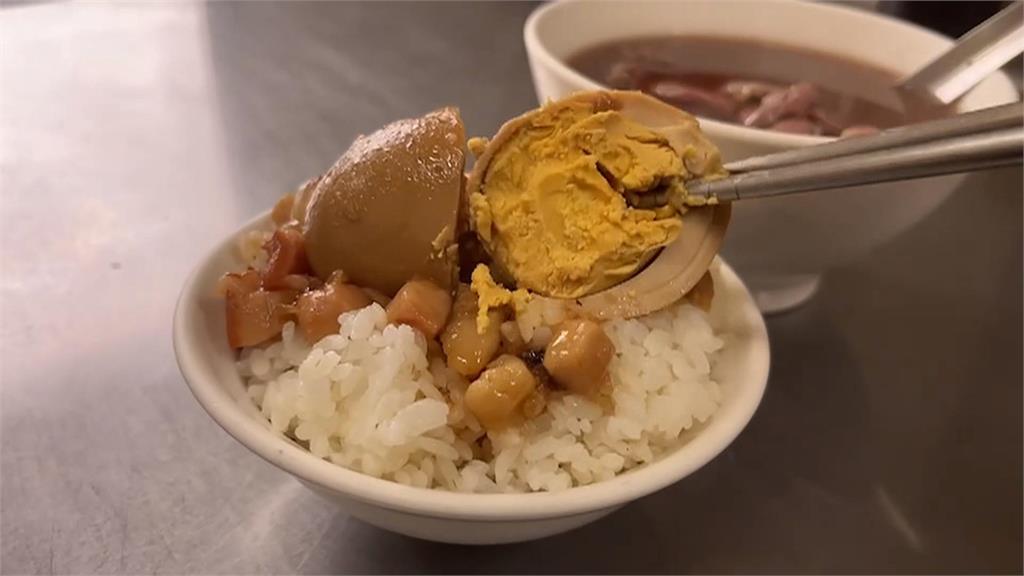 來台南這家點120元牛肉湯 附肉燥飯滷蛋免費無限吃