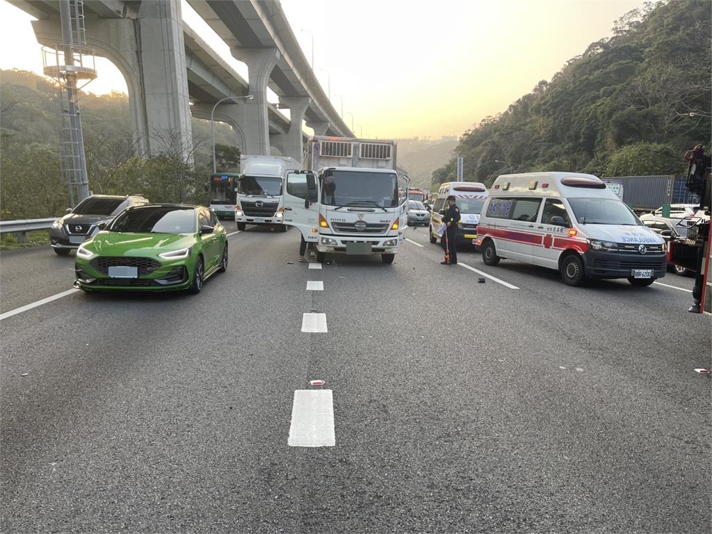 快新聞/上班塞爆!國1林口段一度回堵8公里 駕駛疑查看故障車輛遭撞死