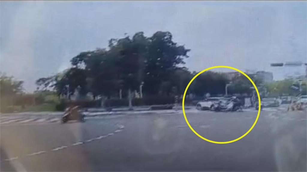 倒退嚕15秒狂轉2圈!多元計程車失控撞翻4機車 駕駛吐4字曝肇因