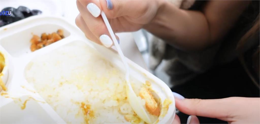 周子瑜「澱粉炸彈」用餐法嚇壞團員!接地氣畫面台網笑翻:我也會這樣