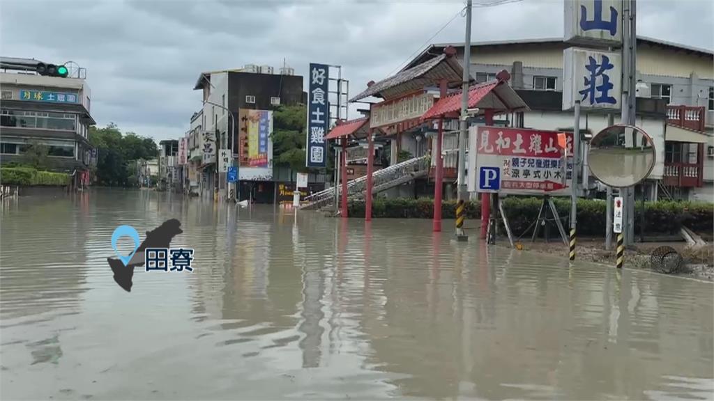 雨炸高雄！岡山嘉興路水淹及腰　興隆街6人一度受困農舍