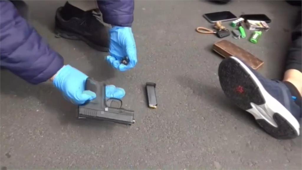 狡猾毒犯2度拒捕想逃! 警對空鳴槍後「抓腳」