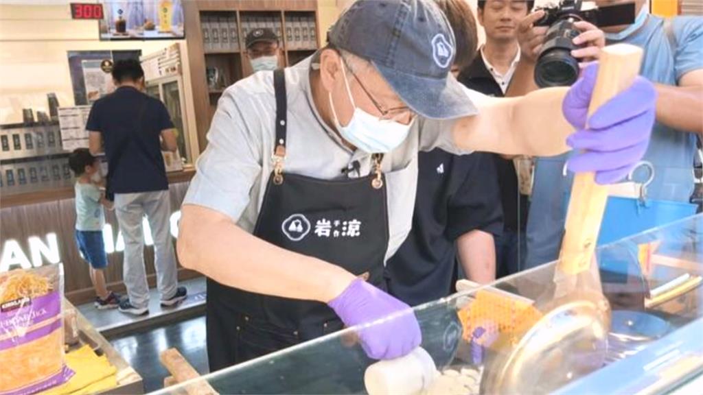 柯文哲曾代言高雄飲料店體驗一日店員 店家悄歇業引起關注
