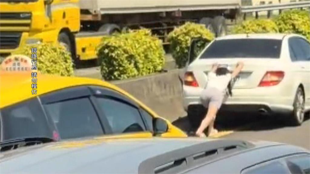 國道拋錨！女駕駛自以為「神力女超人」　下車推車險象環生