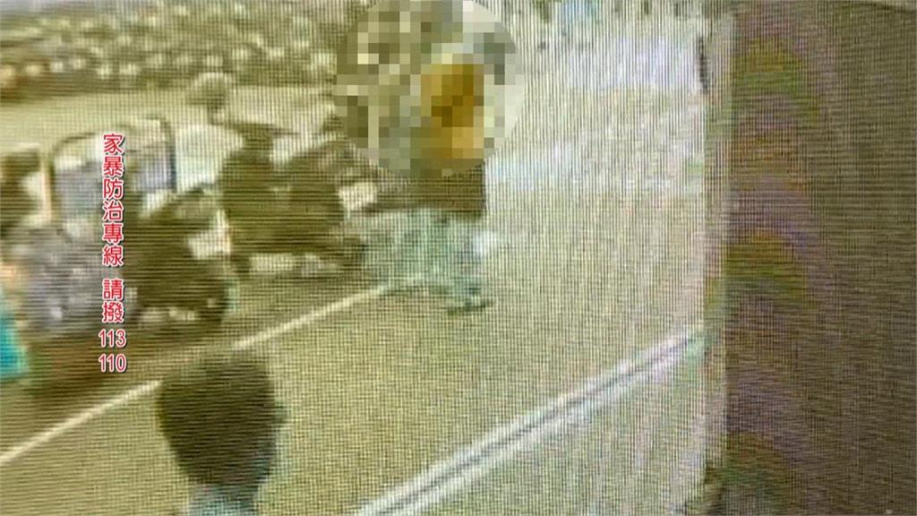 逼13歲女兒掛「畜生小偷」牌子遊街！惡父深夜遭「羈押禁見」理由曝光